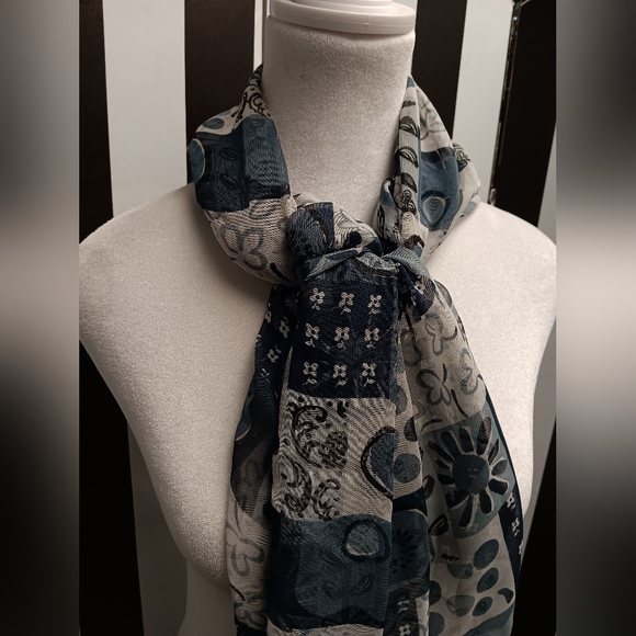 Blue squared scarf - Picture 5 of 5